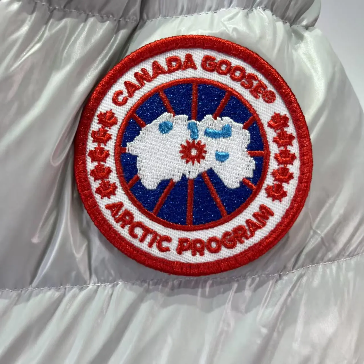 P840 𝑪𝒂𝒏𝒂𝒅𝒂 𝑮𝒐𝒐𝒔𝒆 Canada Goose 2227 Silver White Red Label Canada Goose Crofton Series Crofton Series Ski Season Logo Solid Color Glossy Hooded Waterproof Windproof Ultra-Light Down Jacket Men's Style: Silver